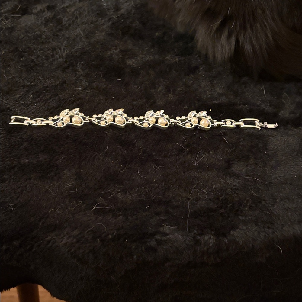 Elegant Silver Floral Bracelet